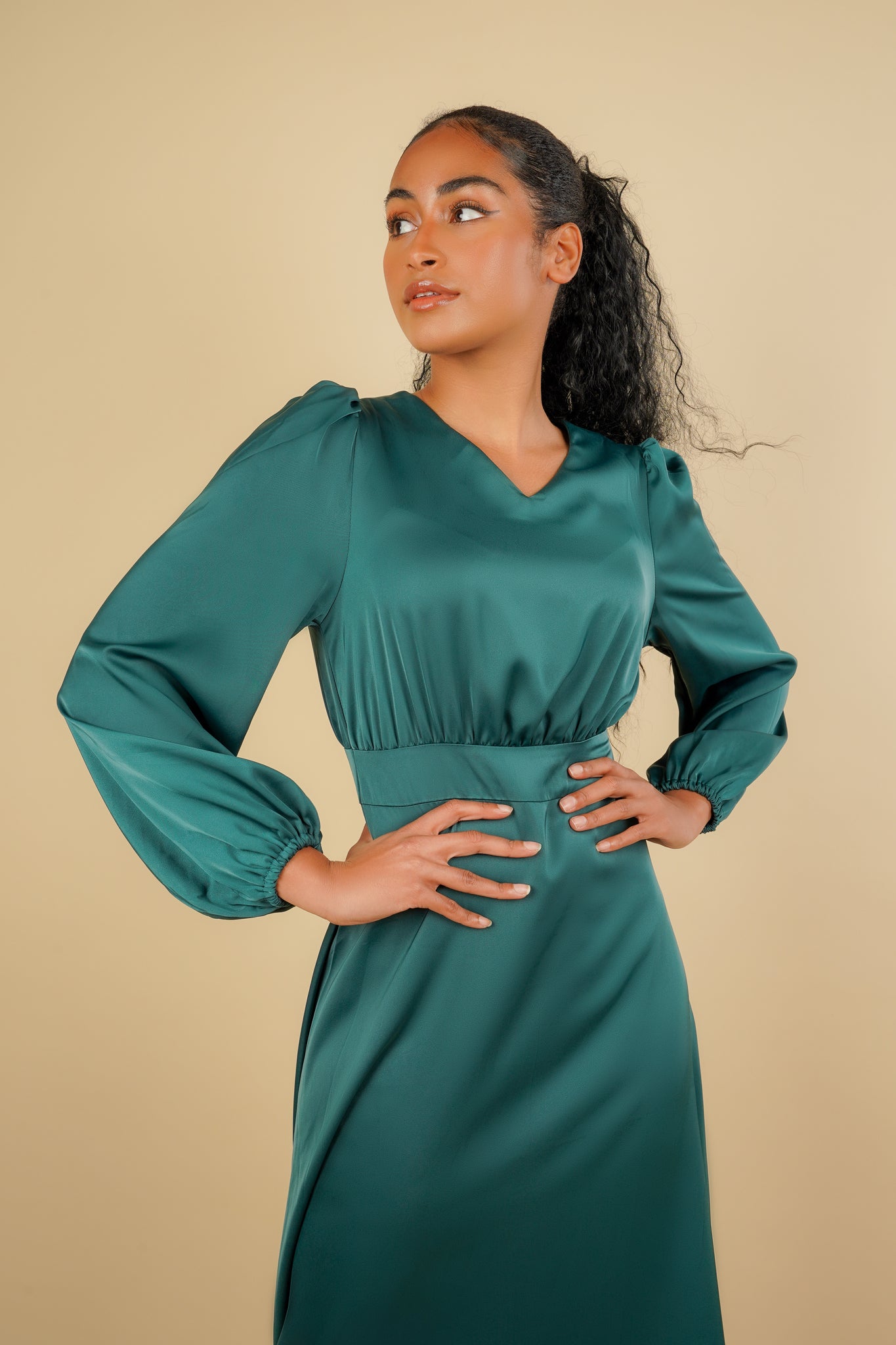 Inayah V-Neck Maxi Dress - Emerald green - AMARIAH